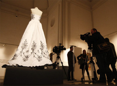 Vestidos, gafas y 'oscars' de Audrey Hepburn destellan en Granada