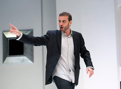 Luis Merlo, en un momento de la obra   Arte   que se representa en Sevilla.