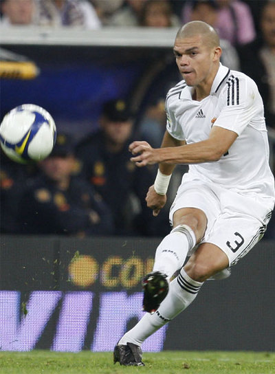 Pepe envía un pase en profundidad.