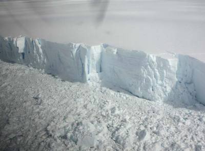 La plataforma de hielo gigante pende de un hilo