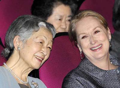 La emperatriz y la actriz ríen con 'Mamma mia!'