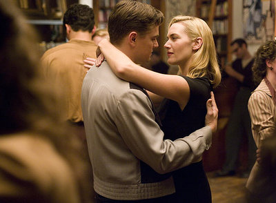 Leonardo DiCaprio y Kate Winslet bailan en  Revolutionary road.  