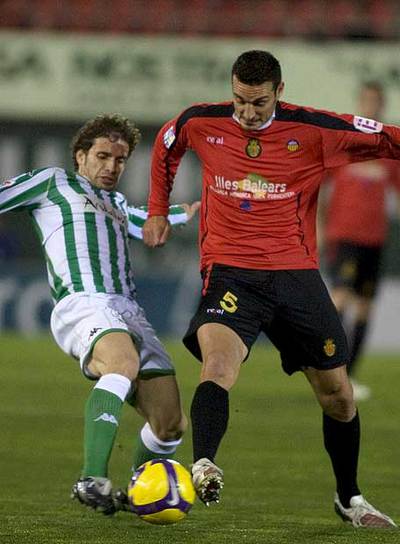 Rivera y Scaloni disputan un balón.