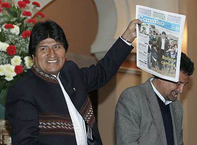 Evo Morales presenta el primer número del diario estatal  Cambio,  en La Paz.