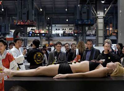 La  moda  japonesa del  nyotaimori  acaparó la atención del público en la feria Bread & Butter de Barcelona.