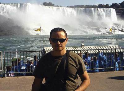 El autor de la carta, Miquel Ruiz Cortina, frente a las cataratas del Niágara.