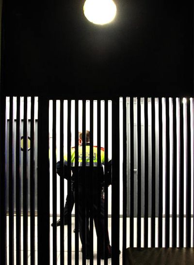 Un agente de los Mossos d'Esquadra, junto a las celdas de la comisaría de Les Corts donde se instalaron cámaras de vigilancia.