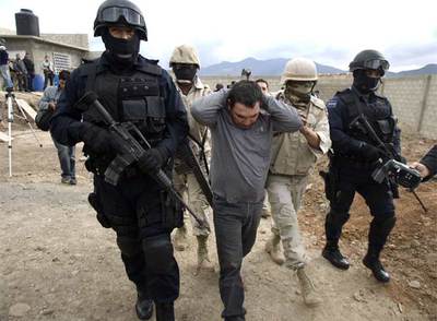 Santiago Meza López,  El Pozolero , camina escoltado por policías y soldados mexicanos el viernes en las afueras de Tijuana.