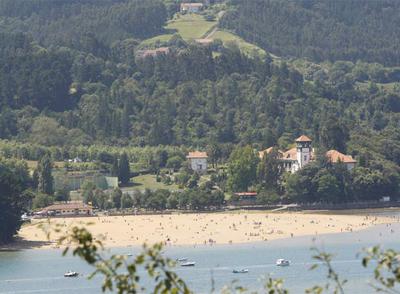 Vista de la ría de Urdaibai con las colonias de la BBk de Sukarrieta.