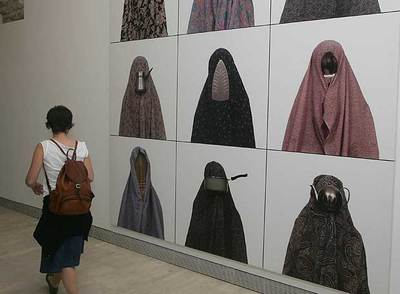 Obra de Shadi Ghadarian en el espacio Koldo Mitxelena de San Sebastián dentro de la colectiva iraní  Después de la revolución .