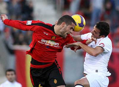 Mario Suárez y Edu saltan en disputa por el balón.