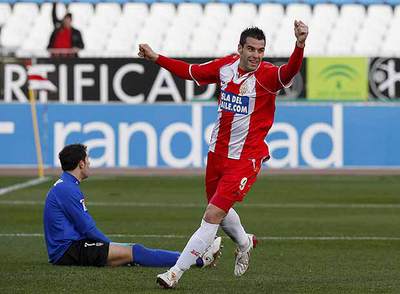 Negredo festeja un gol ante Iraizoz.