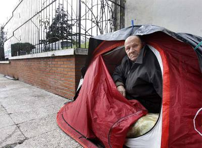 José Luque, acampado ante La Moncloa tras levantar la tienda de Zarzuela.