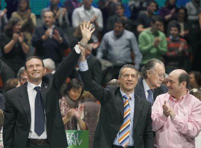 Iñigo Urkullu levanta la mano de Ibarretxe ante el público que llenó el auditorio del Euskalduna.