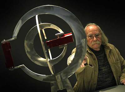 Salvador Soria, junto a la  Máquina para el espíritu (Al-2pr) .