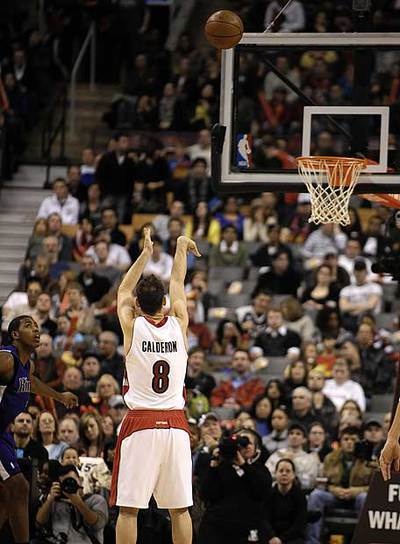 Calderón lanza un tiro libre contra Sacramento.