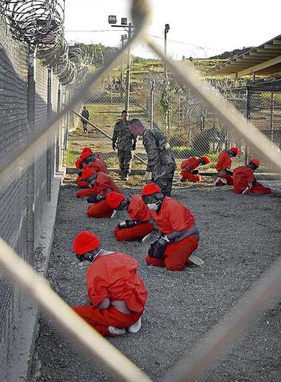 Un grupo de prisioneros en el campo Rayos-X de Guantánamo en 2002.