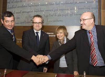 Xabier Azanza, Carlos Pérez-Nievas, Miren Azkarate y Patxi Baztarrika (de izquierda a derecha) presentaron el acuerdo en el Palacio de Navarra.