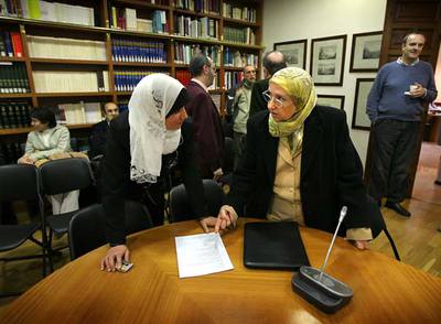 Amparo Sánchez (derecha), presidenta del Centro Cultural Islámico de Valencia, ayer, en el homenaje a Mikel de Epalza.