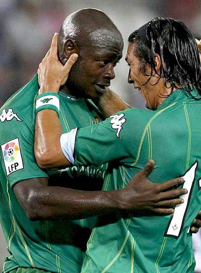 Emaná (a la izquierda) celebra con Mark González un gol.