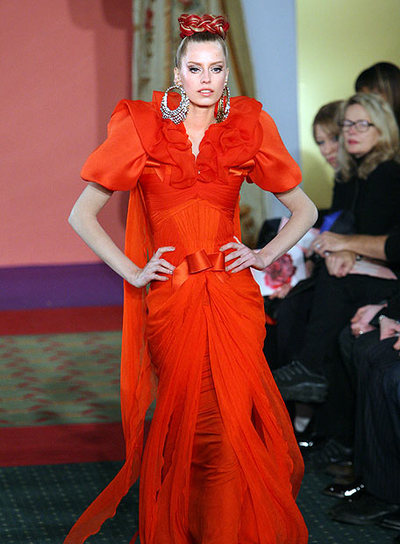 Modelo de Christian Lacroix.