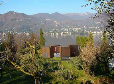 Un ejemplo de integración arquitectónica en el entorno, una residencia privada en el lago italiano de Garda (2009).