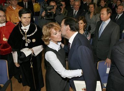 Esperanza Aguirre y Mariano Rajoy , en la investidura de Rodrigo Rato como doctor  honoris causa  de la Universidad Rey Juan Carlos.