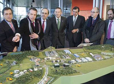 El  lehendakari  y otras autoridades y empresarios contemplaban ayer la maqueta de la ampliación del Parque Tecnológico de Álava en Miñano.