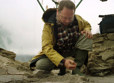 El arqueólogo Eliseo Gil, entre restos del yacimiento romano de Iruña-Veleia, donde se descubrieron las inscripciones cuestionadas.