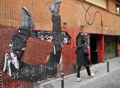  Posgrafitti  realizado en Madrid por la pareja artística Trabajos en la Calle.