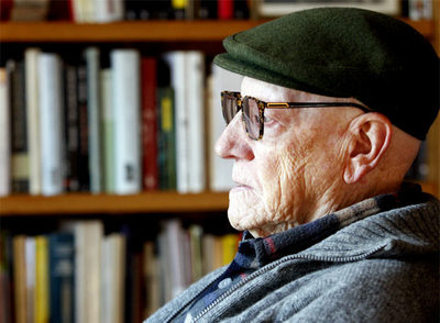 Ramiro Pinilla, autor de  Sólo un muerto más,  fotografiado hace unos días en su casa de Getxo.