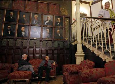 La calle sube al Ateneo