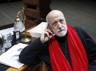 Pizzi posa en el escenario que ha creado para el montaje de  Elegy for young lovers  en el Arriaga.