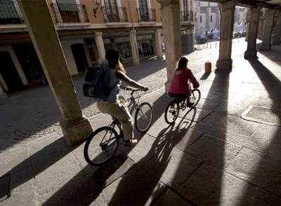 La calle de Cervantes de Alcalá de Henares recuerda que el escritor nació en la ciudad, sede de la Universidad Cisneriana.