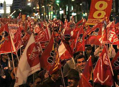 Participantes en la manifestación de CC OO y UGT, ayer tarde, en el centro de Valencia.