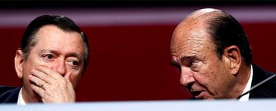 El presidente del Santander, Emilio Botín (derecha), y Alfredo Sáenz, vicepresidente y consejero delegado, en la junta de accionistas del lunes.