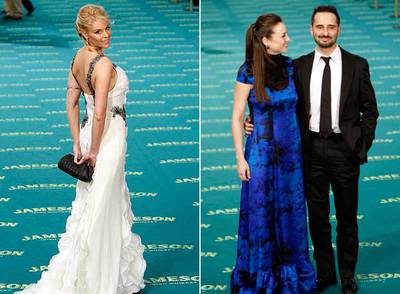 Belén Rueda, con un diseño de Carolina Herrera; a la derecha, Leonor Watling, vestida por Josep Font, y Jorge Drexler.