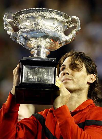 Rafa Nadal alza la copa de campeón.