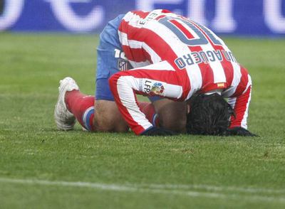 Agüero se lamenta en el césped del Calderón.