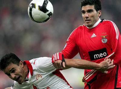 Reyes (a la derecha) forcejea con Pantos en un partido entre el Benfica y el Olympiacos en la Copa de la UEFA.