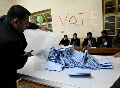Un miembro de un colegio electoral vacía una urna en Basora (sur de Irak) el pasado sábado tras los comicios.