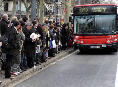 Pasajeros de la línea 3 del metro esperan los autobuses agolpados en el paseo de Gràcia. 