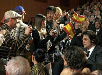 Un  sketch  de la gala, que incluía una excursión de turistas a la butaca de Benicio del Toro.