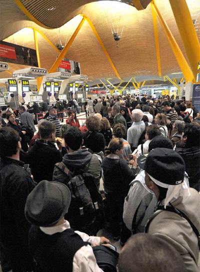 Barajas resbala por la nieve que cae en Europa