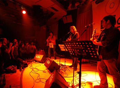 Actuación de los tres trovadores  indies  en la Sala El Sol.