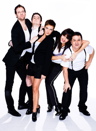 Eva Hache, en el centro, rodeada de algunos de los actores de  SNL.  