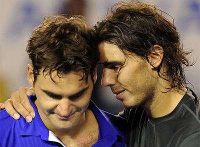 Rafa Nadal consuela a Roger Federer tras derrotarle en la final del Abierto de Australia.
