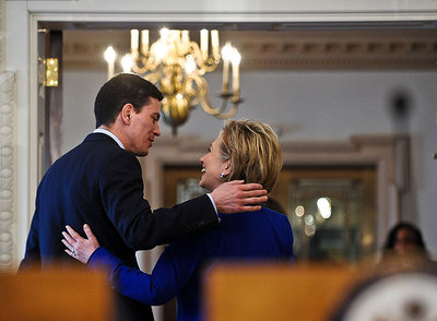 HILLARY CLINTON RENUEVA LA RELACIÓN ESPECIAL CON REINO UNIDO