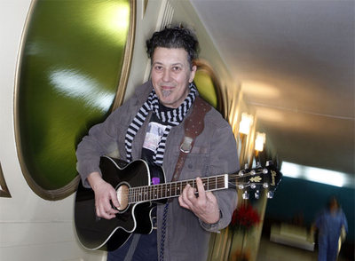 Luis Farnox,  El Mecánico del Swing,  la semana pasada en su estudio.