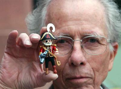 Hans Beck con uno de sus  clicks,  en 2004.